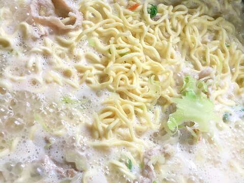 サラダを入れたヘルシーとんこつラーメン